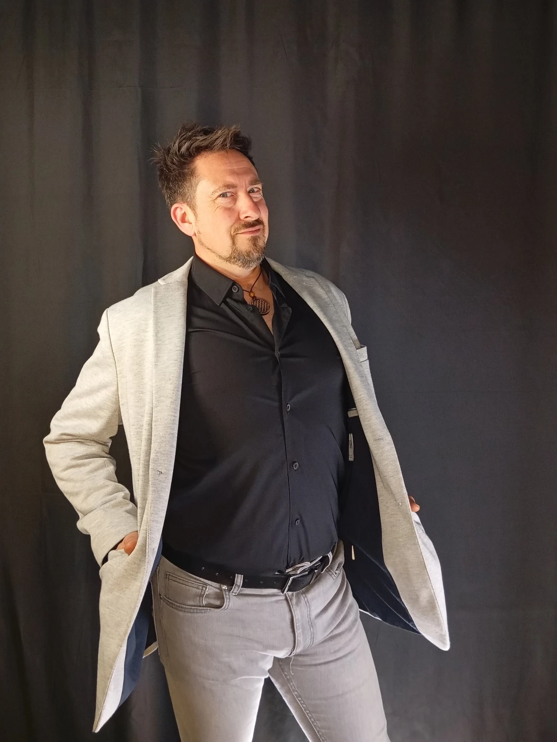 Bru Morant, consultor de restaurants, amb americana grisa i camisa negra davant d’un fons fosc.