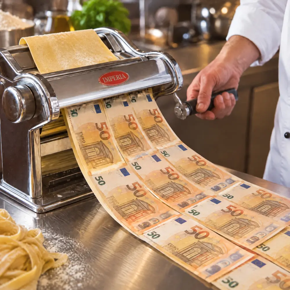 Màquina de pasta amb bitllets de 50 euros que representa el marge i el food cost d’un restaurant